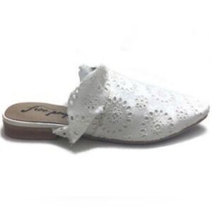 🆕️ Free People Eyelet Sienna Pointed Toe Ruffle Slip-on White Mules. Size: 7.